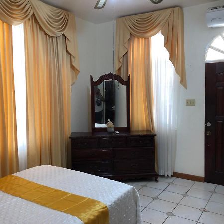 Goldenview Guesthouse Ocho Rios Buitenkant foto