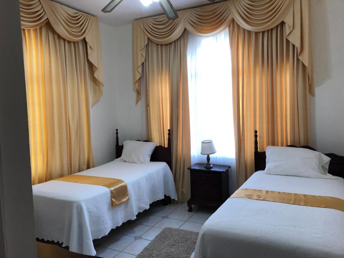 Goldenview Guesthouse Ocho Rios Buitenkant foto